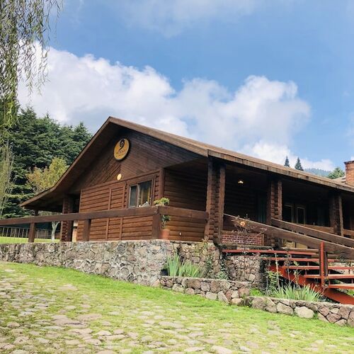 Cabaña tipo chalet Cuenta con cinco recamaras (dos dobles y tres triples con sus respectivos baños).