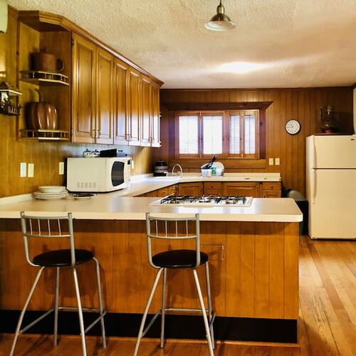 La cabaña principal cuenta con cocina y desayunador totalamenete equipados