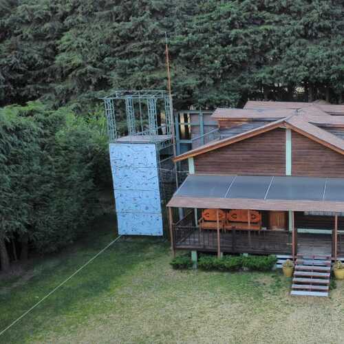 Cabaña tipo albergue Cuenta con dos secciones de dormitorios con 14 y 16 camas individuales, con baños independientes. Salón de usos Múltiple Sala-recepción.