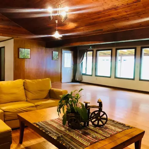 Hermosa y amplia estacia con chimenea y salida a las dos terrazas.