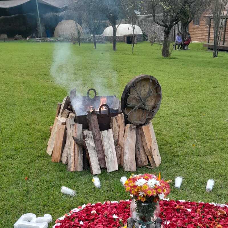 Tenemos fogatero y chimenea.