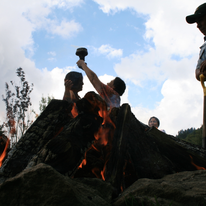 Sahumáremos nuestro cerpo físico y espiritual con el sagrado humo de copal